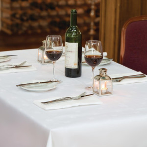 Bijele pamučne salvete s trakom od satena - Paket od 10 - Mitre Luxury - Fourniresto